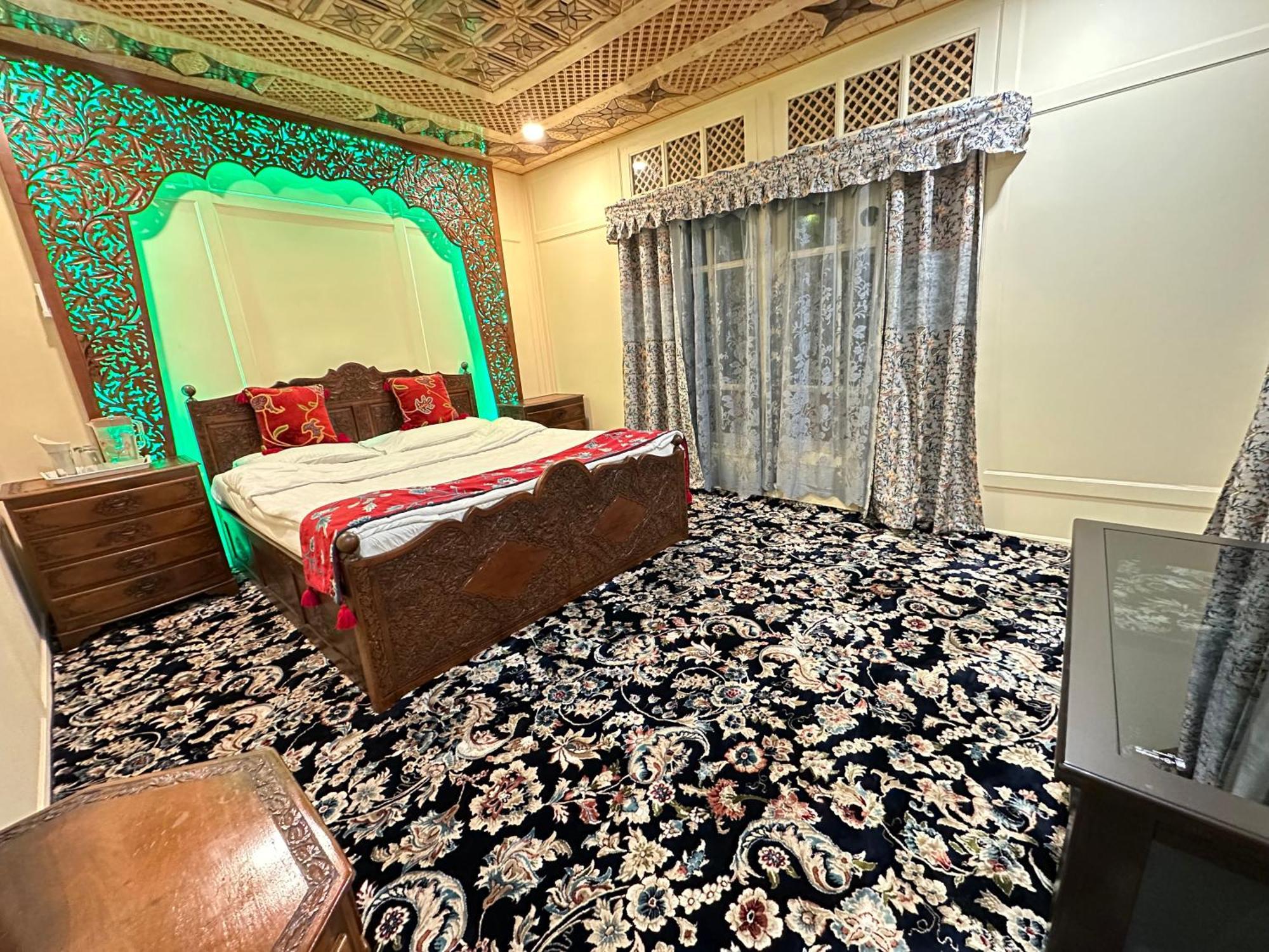 The Heritage Safina Group Of Houseboats Srinagar  Exterior photo